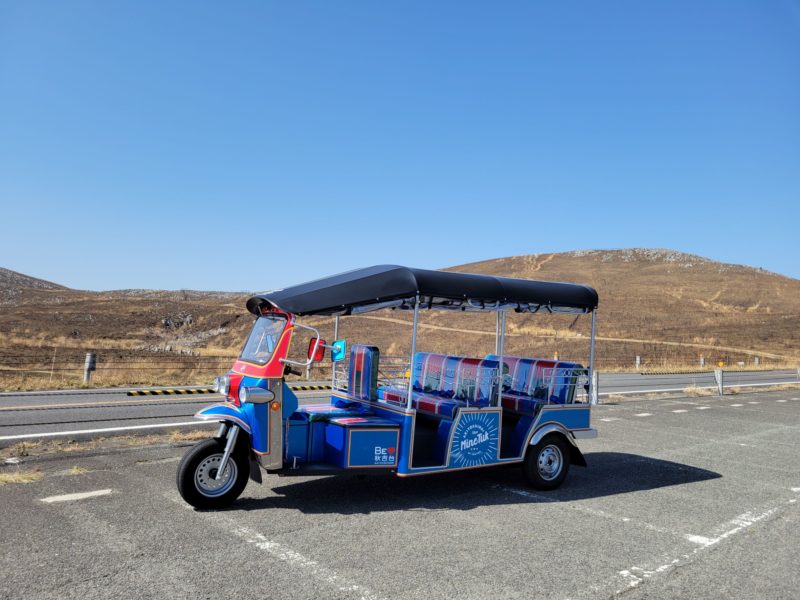 あのトゥクトゥクで秋吉台を軽快に駆け抜ける！')