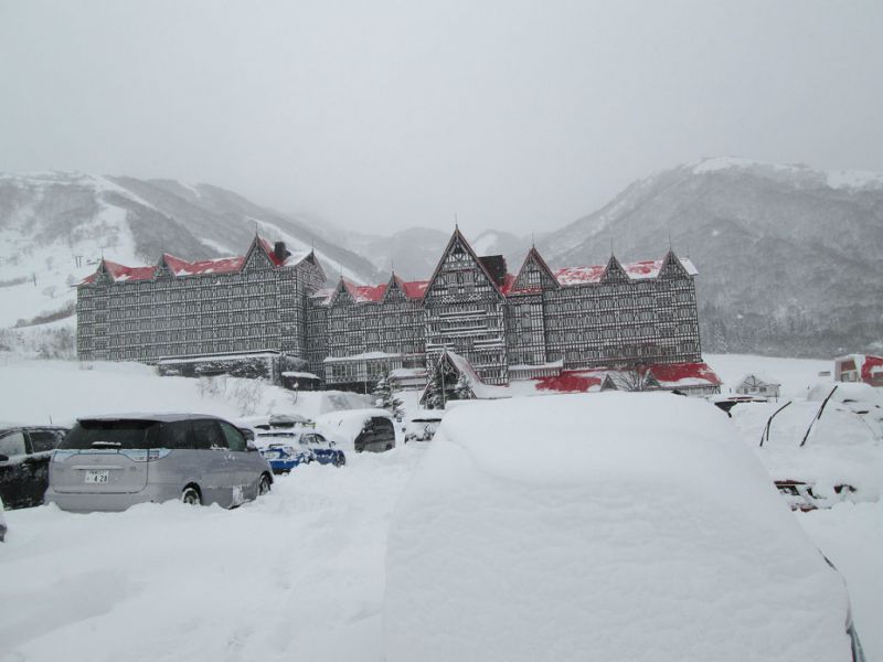 今シーズンも白い雪に赤い屋根は映える
