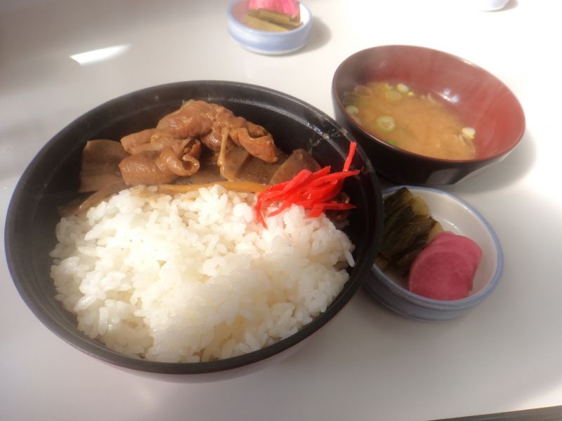 「どてめし」はボリューム満点、活力の源！