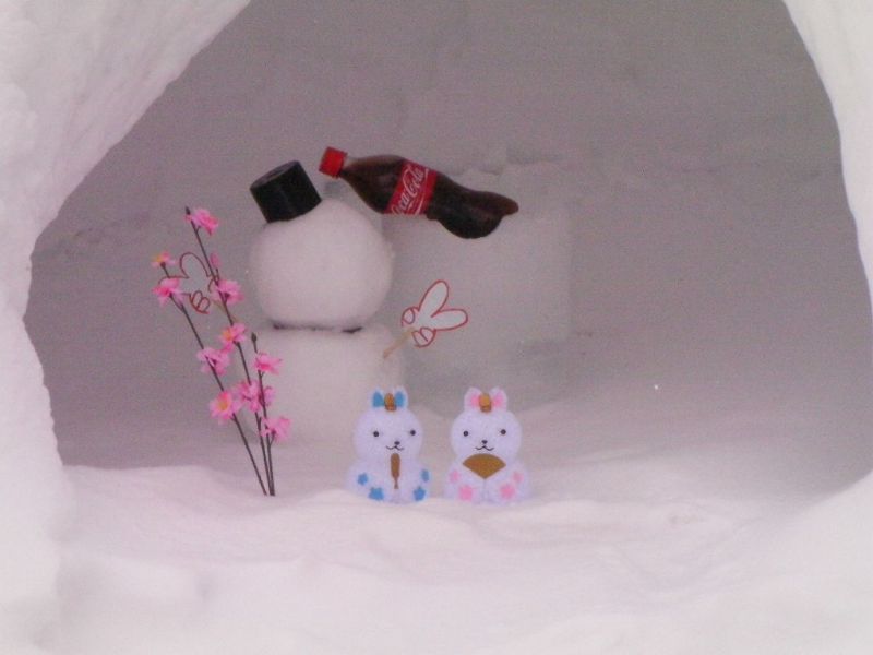 かまくらの中の雪だるま