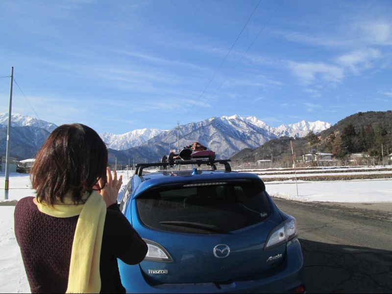 キャリアの上に板と北アルプスの山